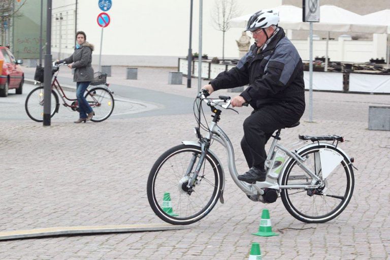 dürfen auf dem gestrichelten fahrrad sicher autofahren